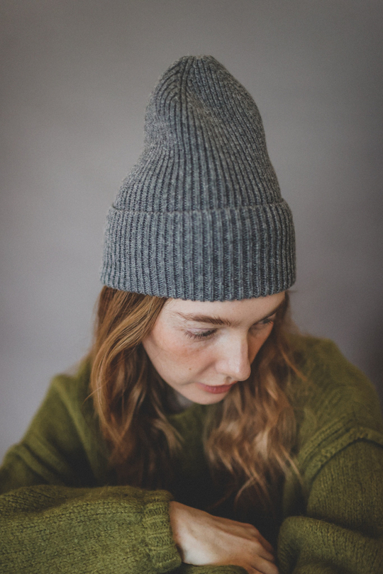 Шапка из кашемира с мериносом серого цвета