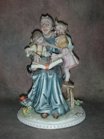 Статуэтка. Фарфор. Бабушка и дети, книга и любовь. Capodimonte. Италия