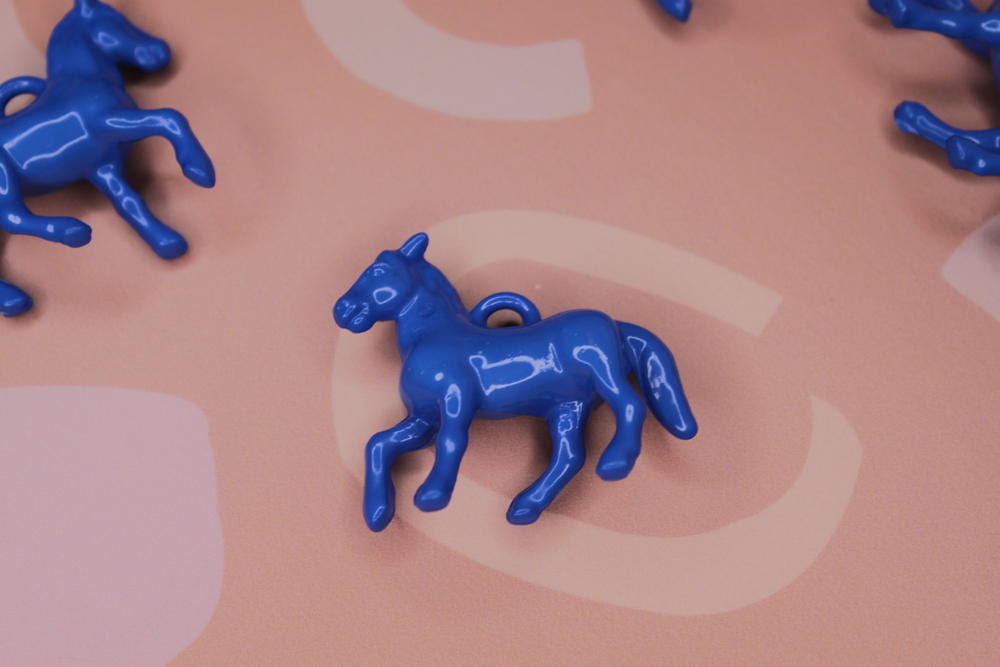 Подвеска лошадь синяя 45х42 мм акрил