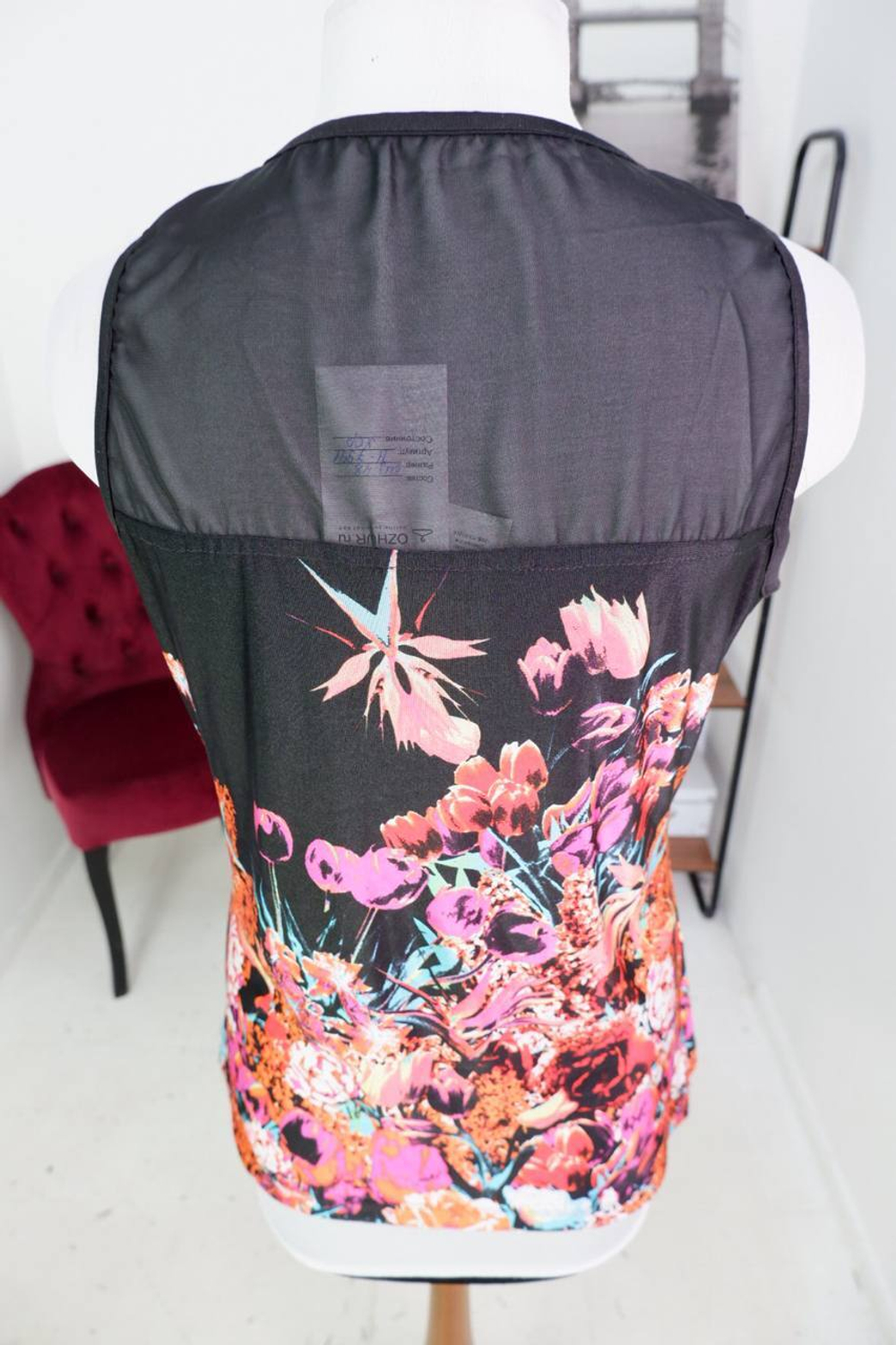 Топ с ярким принтом, визуально на 48 размер