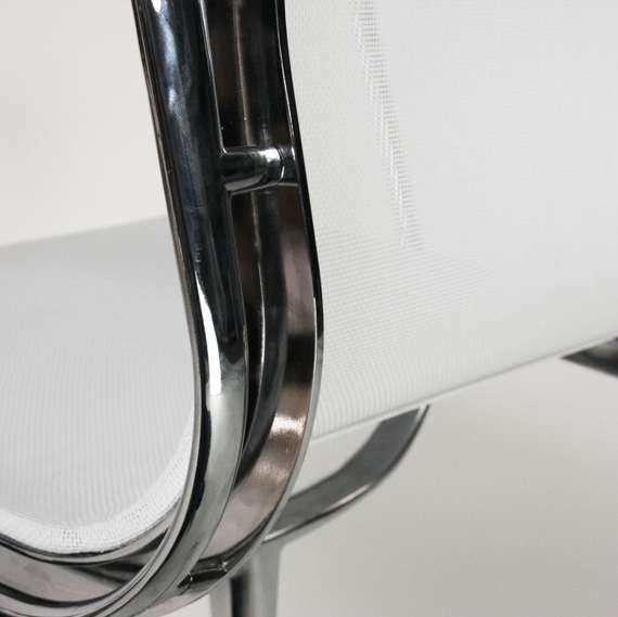 Офисное кресло Eames EA 108 белое