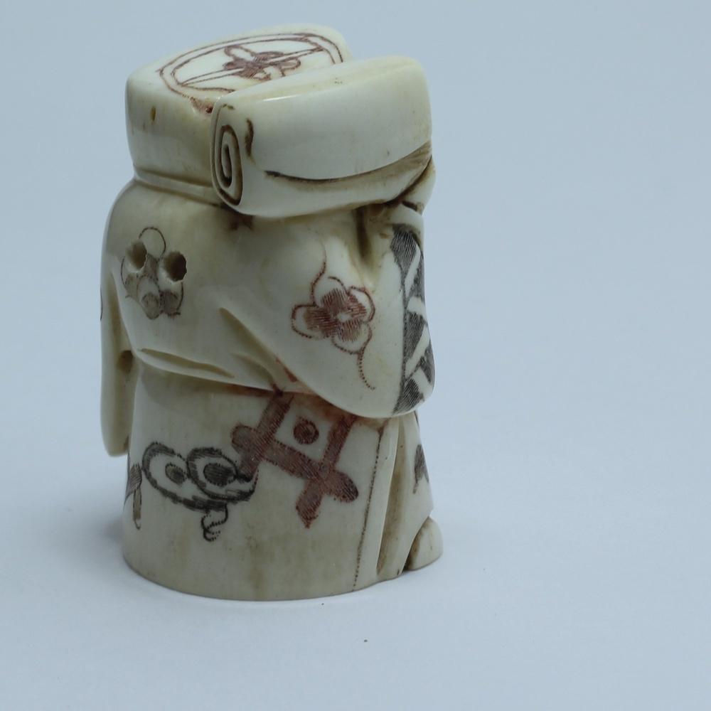 Нэцкэ Дзюродзин с корзиной фруктов и свертком на плече