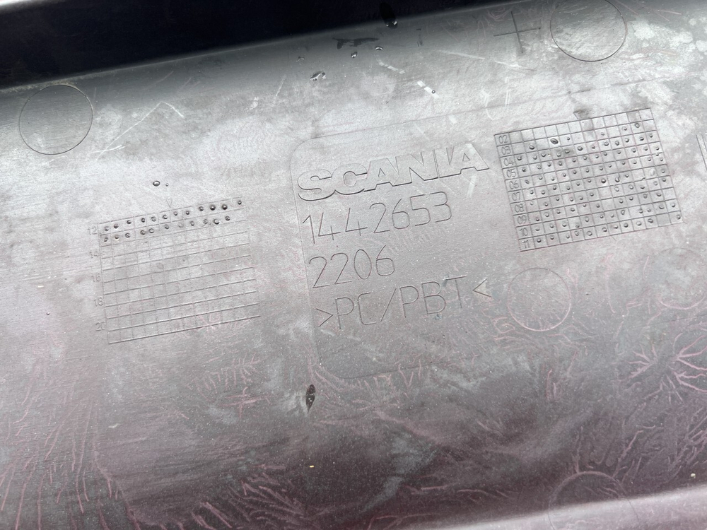 Накладка корпуса подножек левая