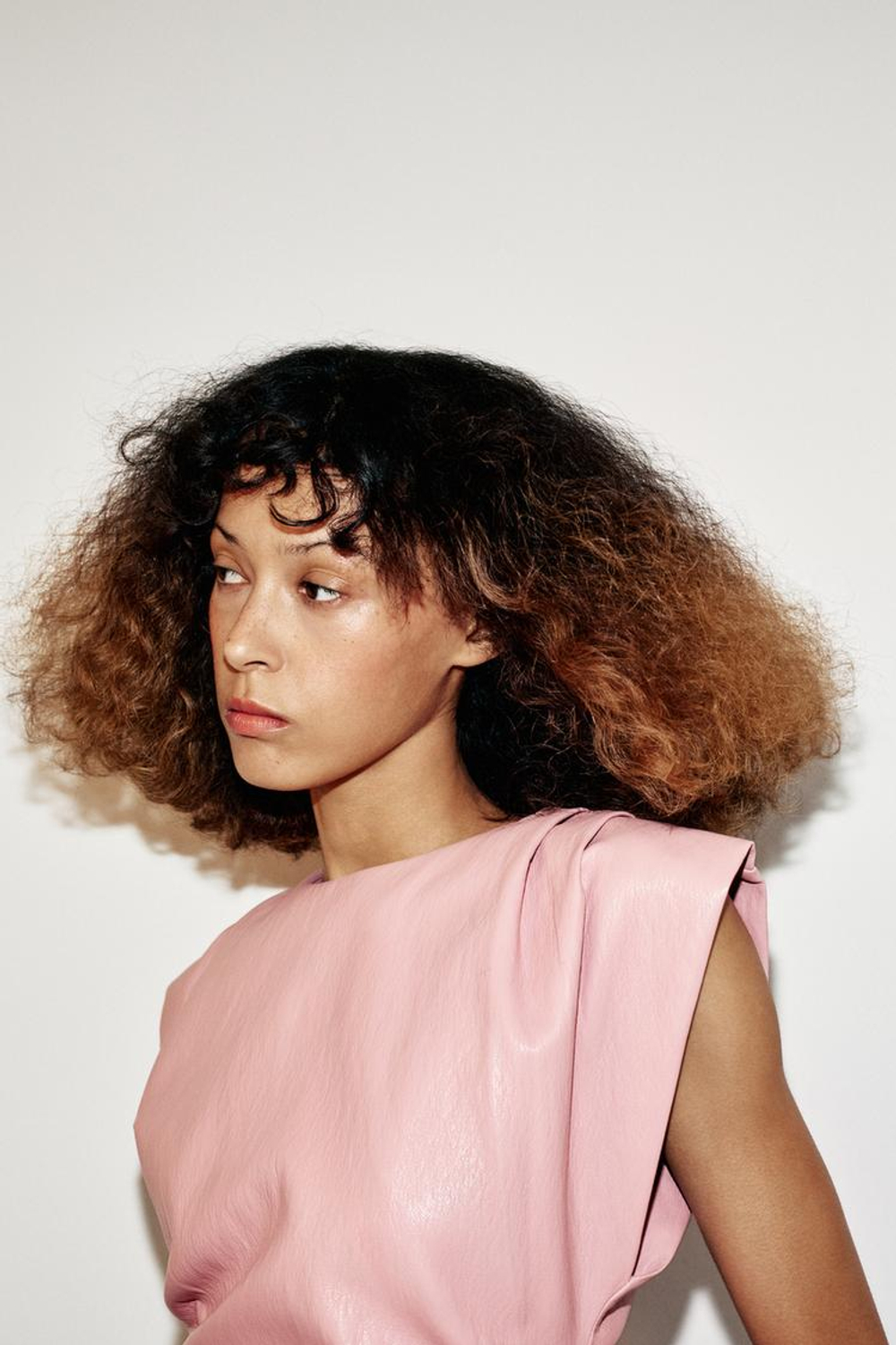 ZARA ТОП ИЗ ИСКУССТВЕННОЙ КОЖИ С ЗАЩИПАМИ НА ПЛЕЧАХ, РОЗОВЫЙ