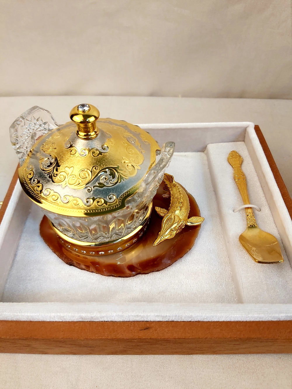 Икорница "Осетринка" на агате с крышечкой