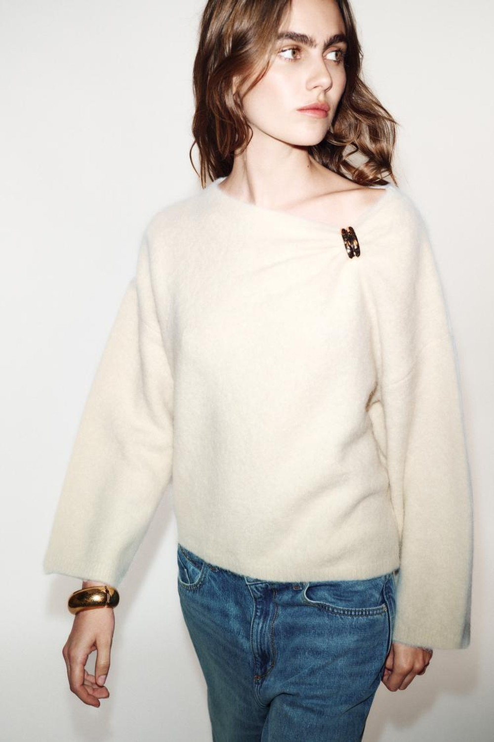 ZARA ДЖЕМПЕР С БРОШЬЮ, ЭКРЮ