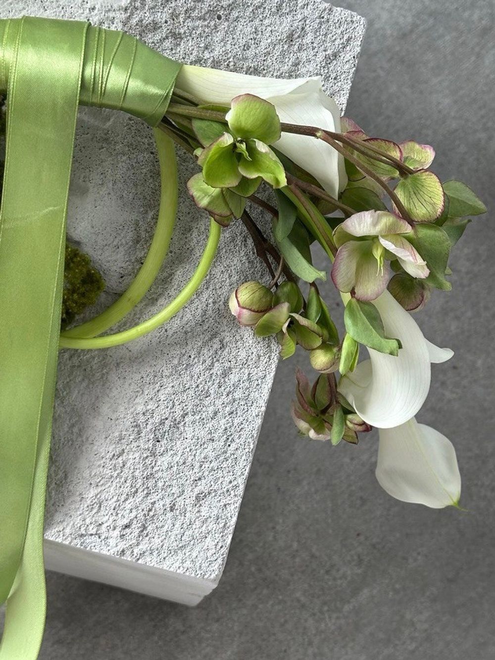 Свадебный букет из белых калл, хелеборуса, лизиантуса и зеленого амаранта