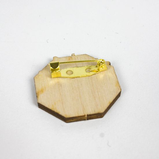 Деревянный значок. Дельфин