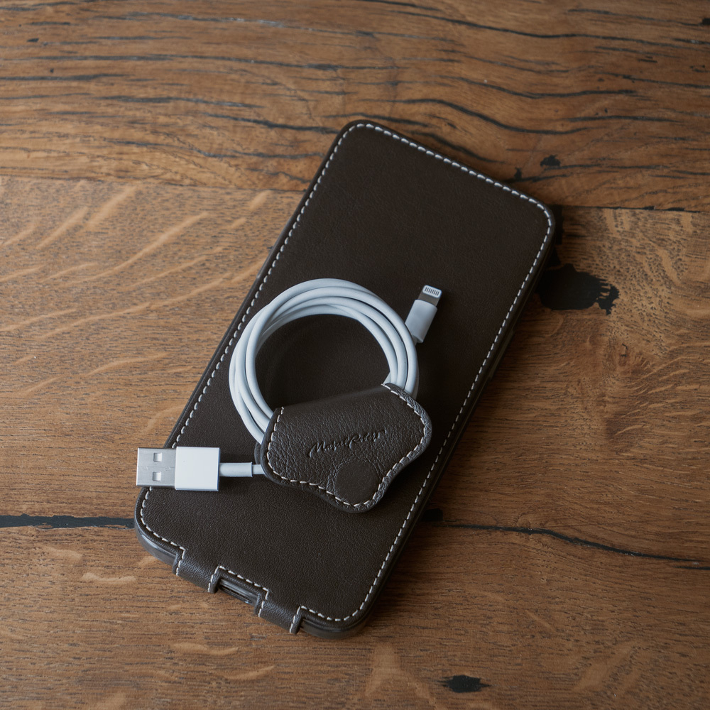 Чехол-держатель для проводов кожаный Chapeau Easy темно-коричневого цвета