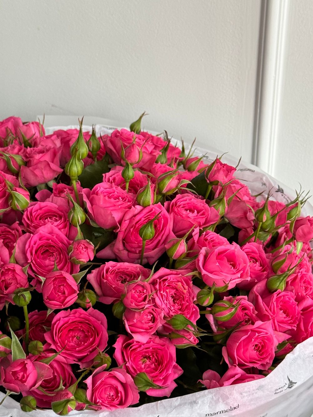 Гранд-букет из ярких, кустовых пионовидных роз