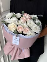 Сборный букет их хризантемы, кустовой пионовидной розы и эвкалипта