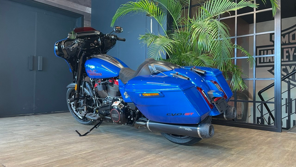 Harley-Davidson CVO Street Glide ST, 2026 "Electric Coast"