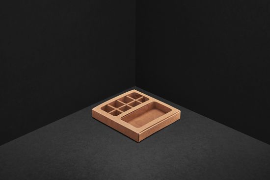 Упаковка с окнами для 8 шоколадных конфет и шоколадной плитки 100г.