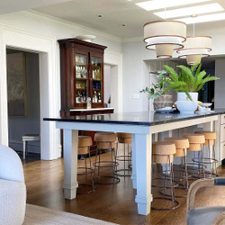 Современная подвесная люстра с тканевым абажуром и деревянными акцентами