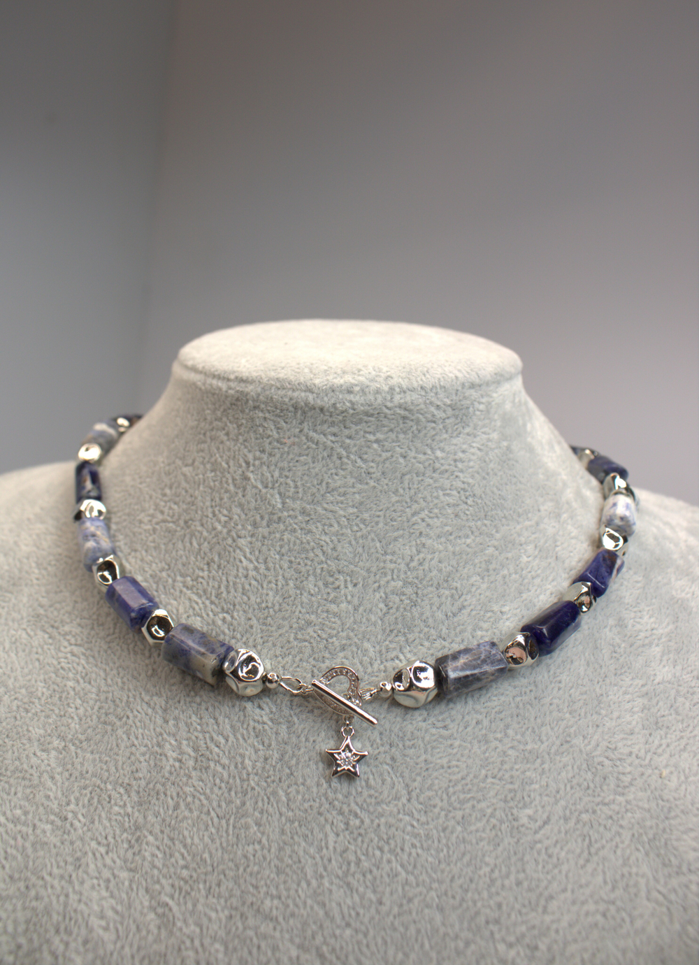 Колье-чокер из содалита «Полуночный ритм»