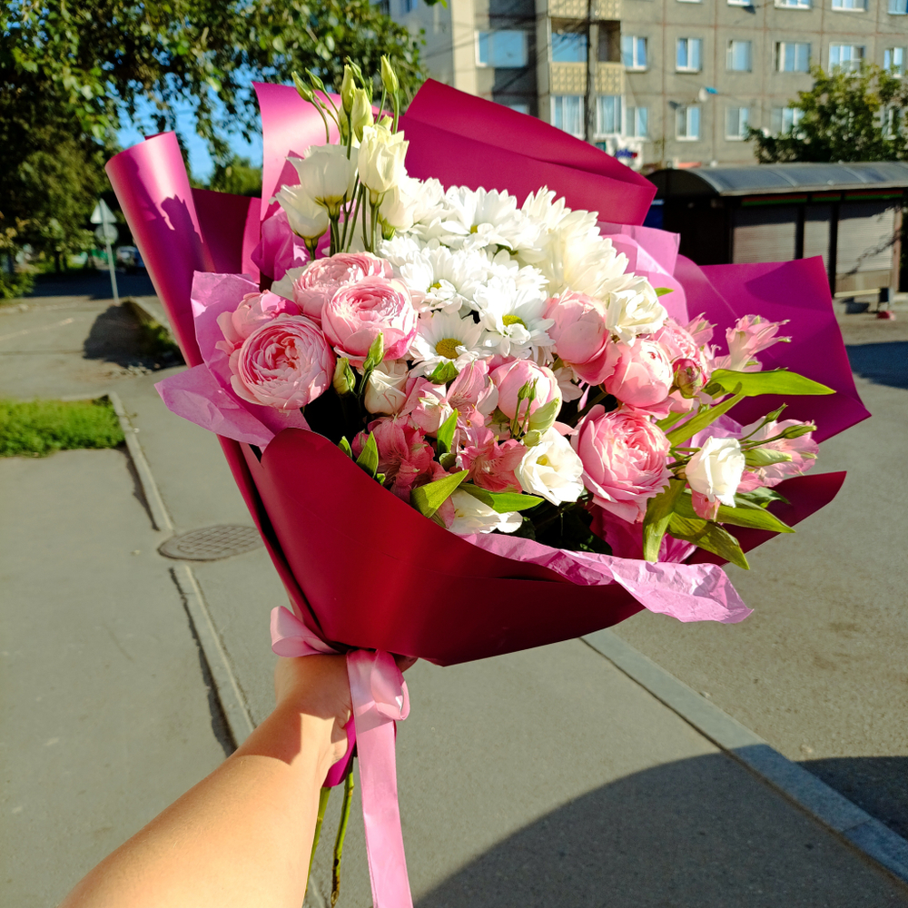 Кустовая роза Бомбастик с эустомой и ромашками