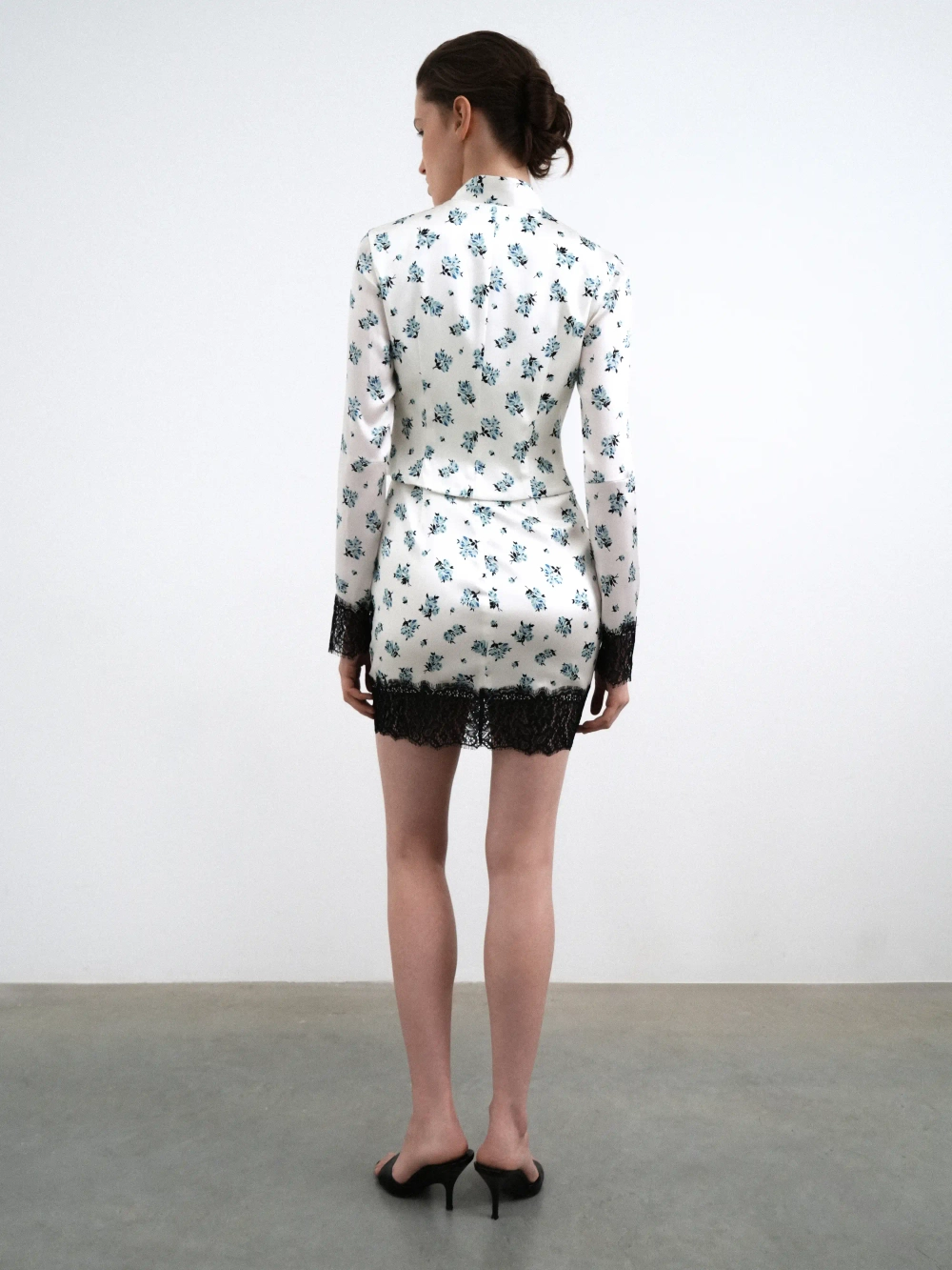 Чона (Chona), жакет из молочного атласа с цветочным принтом, с отделкой черным кружевом