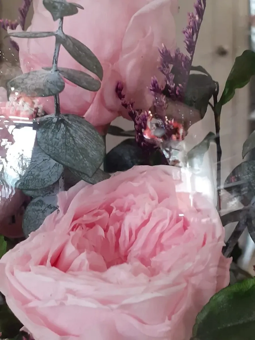 композиция из пионов, эвкалипта, лимониума