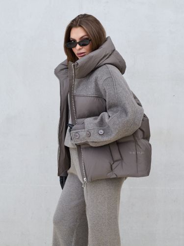 Комбинированный серый пуховик с капюшоном