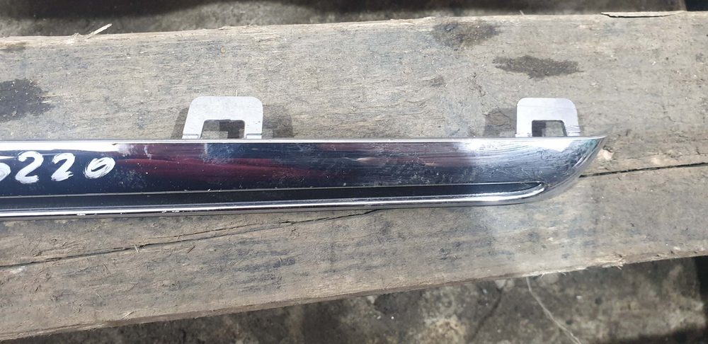 Молдинг решетки радиатора Mercedes E (W213) 16-20 Б/У Оригинал A2138880173