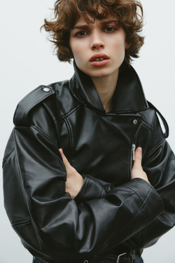 ZARA УКОРОЧЕННАЯ КУРТКА ИЗ ИСКУССТВЕННОЙ КОЖИ В БАЙКЕРСКОМ СТИЛЕ, ЧЕРНЫЙ
