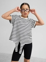 Черно-белый костюм для девочки на лето в полоску