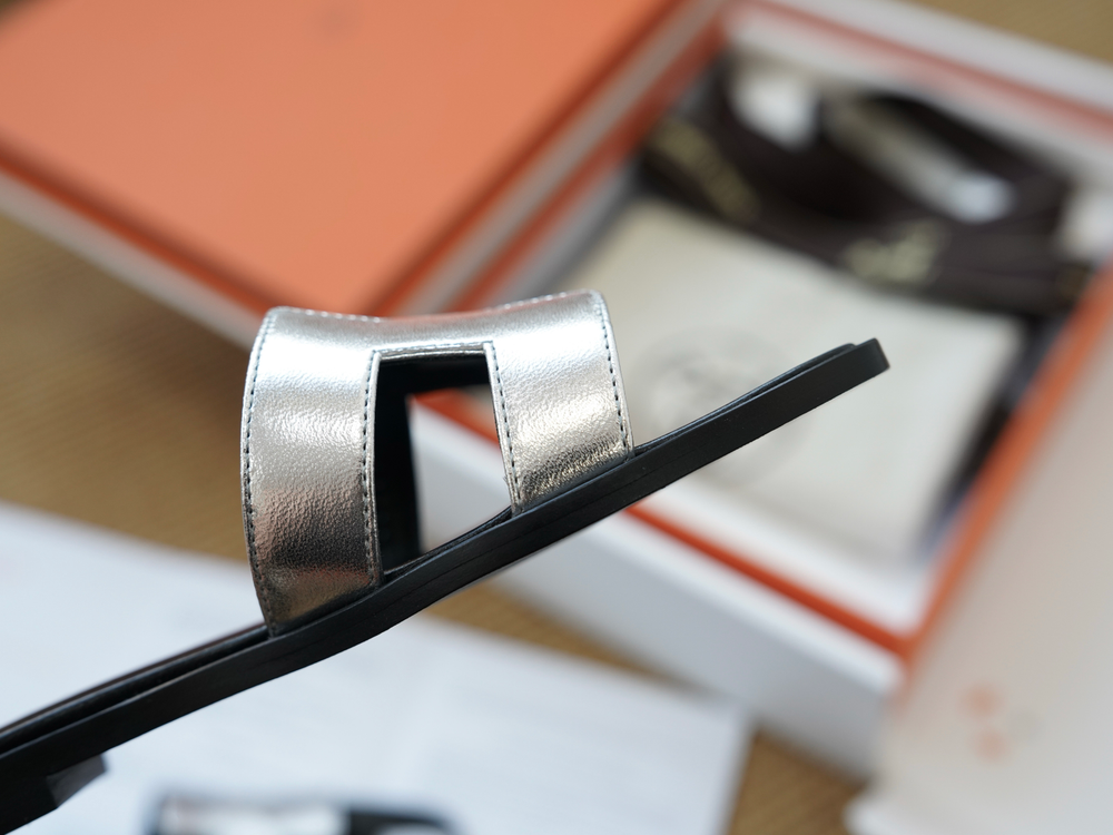 Шлепанцы из натуральной кожи