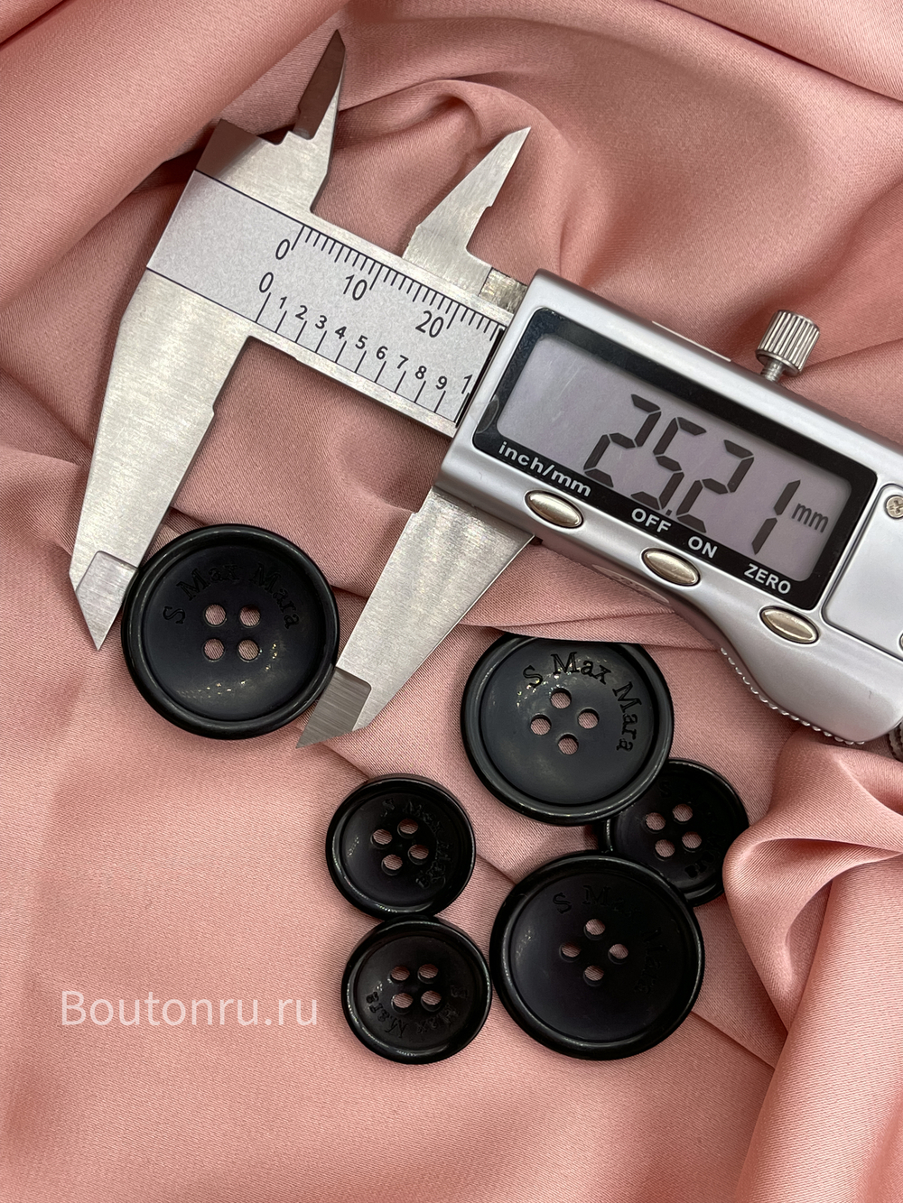 Пуговицы МаксМ. на прокол черные