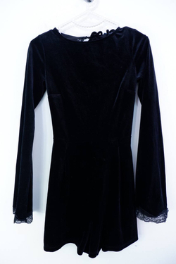 Комбинезон с шортами Bershka под бархат для эффектного образа, 42 размер