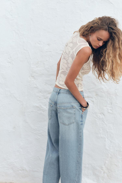 ZARA ТРИКОТАЖНЫЙ ТОП С РЕЛЬЕФНЫМ ЦВЕТОЧНЫМ УЗОРОМ, ЭКРЮ