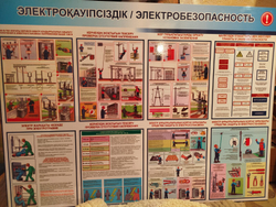 Настенный плакат по электробезопасности каз,рус языки( 60х80 см) на ПВХ
