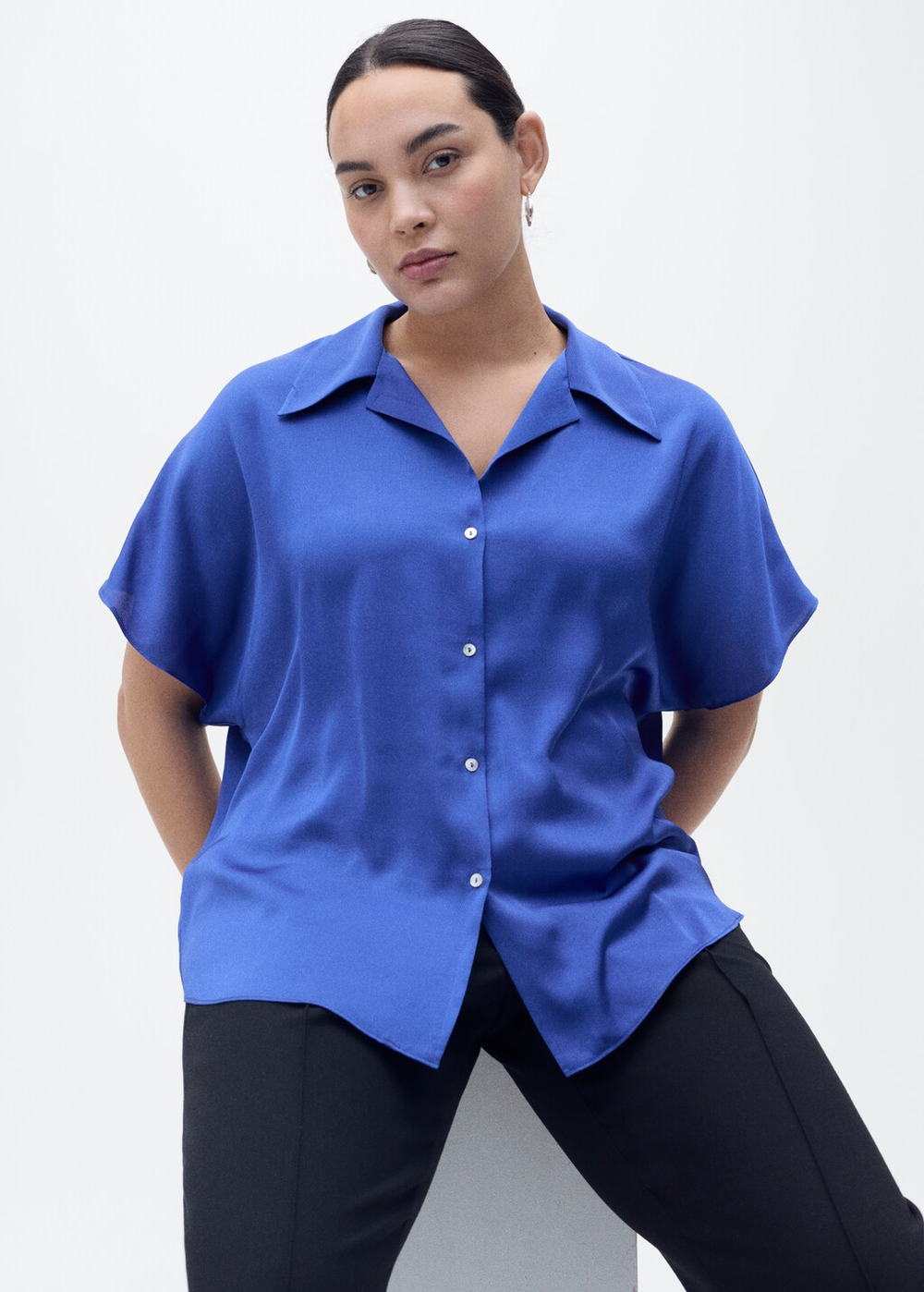 Атласная рубашка с коротким рукавом