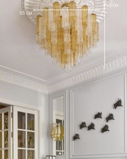 Многоярусная люстра в тёплом жёлтом оттенке