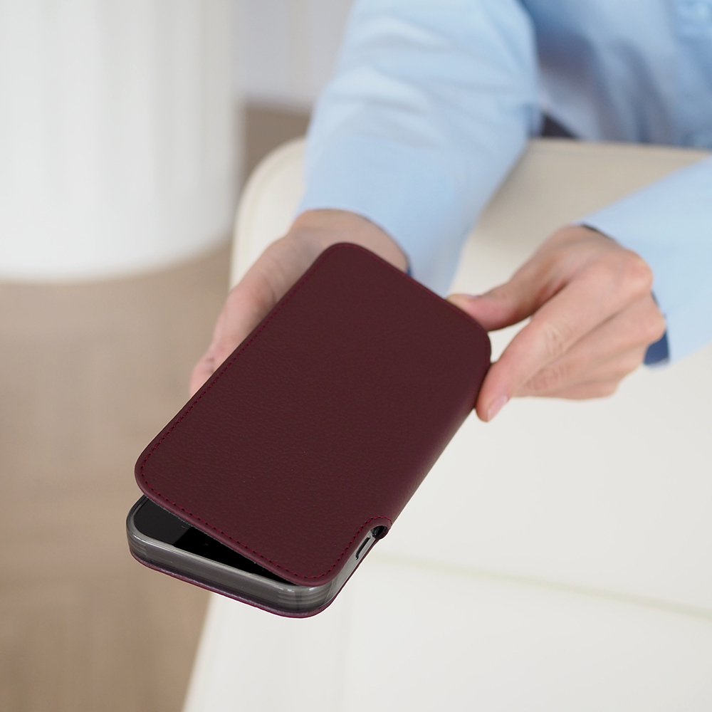Чехол-книжка кожаная для iPhone 17 Pro, теленок бордового цвета