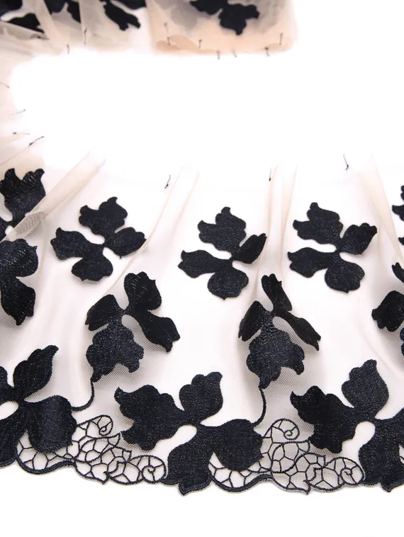 05-147 Вышивка на неэл. сетке 23 см, телесный/черный (левая)