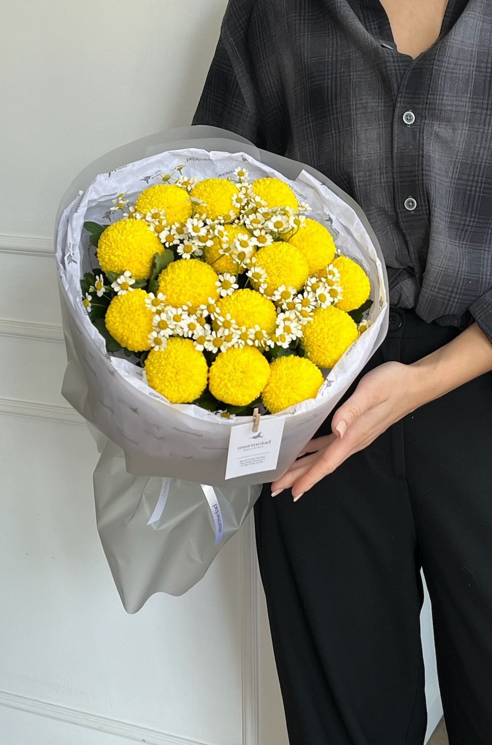 Букет из одноголовой хризантемы и ромашки