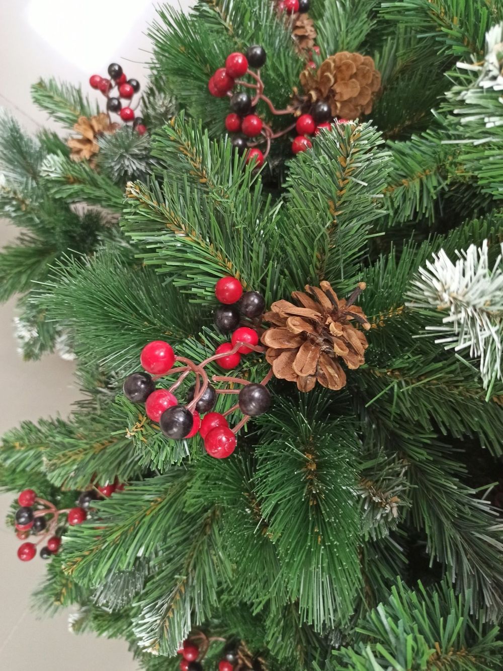 Заснеженная елка с шишками и ягодами «Очарование» (Леска+пвх) от 1,8 м до 3,65 м