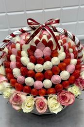 Корзина с клубникой в шоколаде и розами