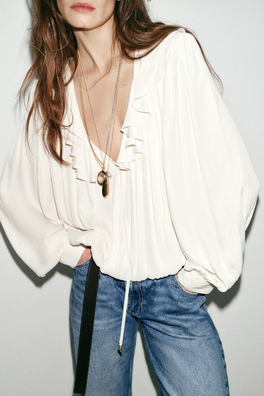 ZARA АТЛАСНАЯ БЛУЗА С ВОЛАНАМИ И ПОДПЛЕЧНИКАМИ, ЭКРЮ