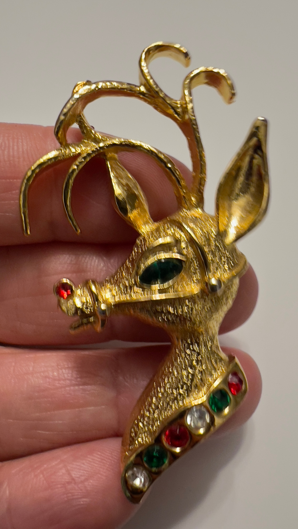 Новогодняя брошь олень с кристаллами Avante