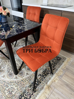 Стеклянный раздвижной стол "Черный мрамор" и стулья "ГУЧИ" оранжевый