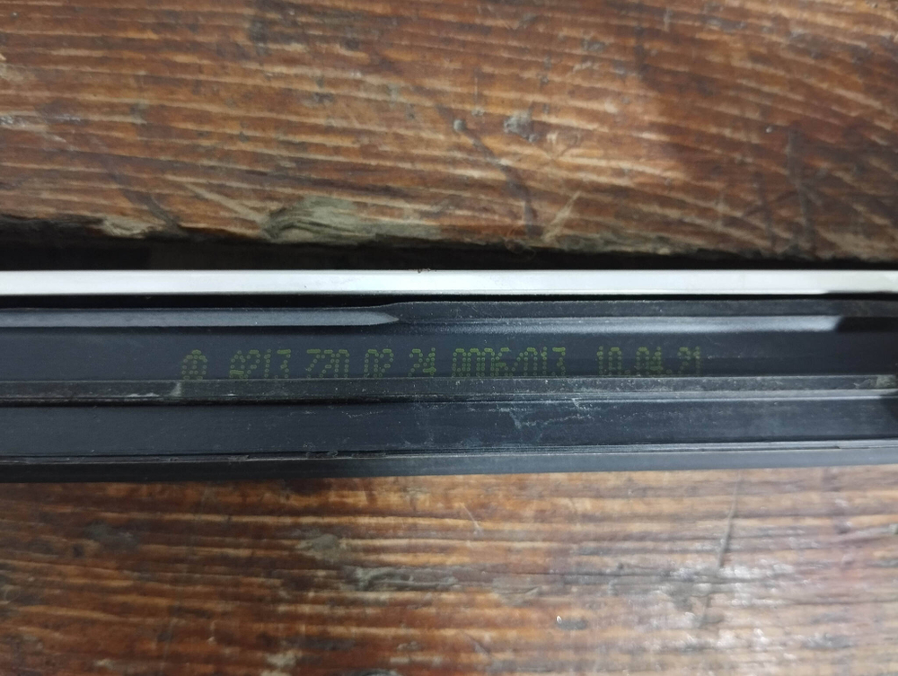 Молдинг двери передней правой Mercedes E (W213) 16-нв Б/У Оригинал A2137200224