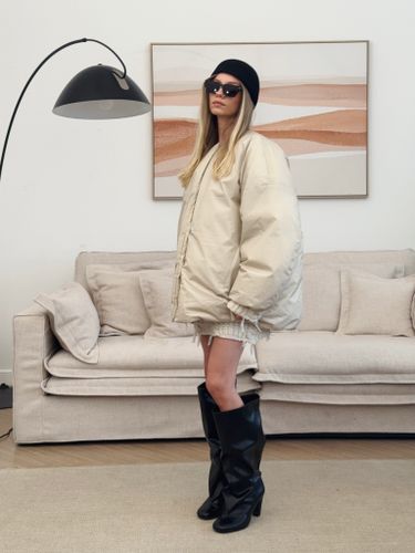 Молочный пуховик с шарфом