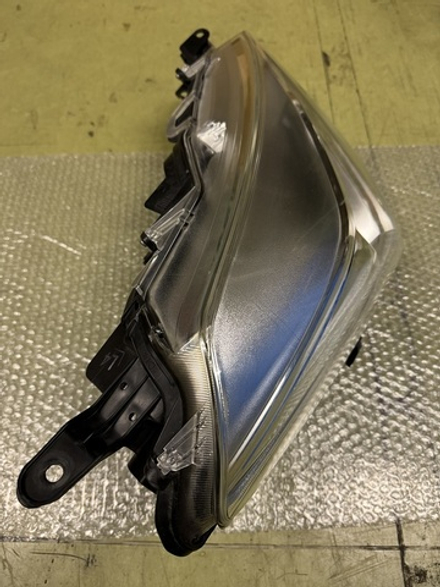 фара правая Toyota Vitz NSP130 135