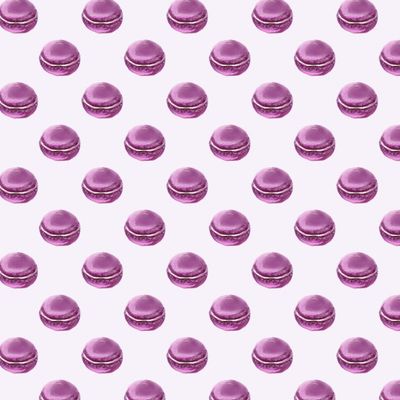 Макарон на белом