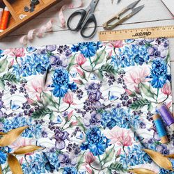 Ткань лён разноцветные ирисы и смородина на белом фоне