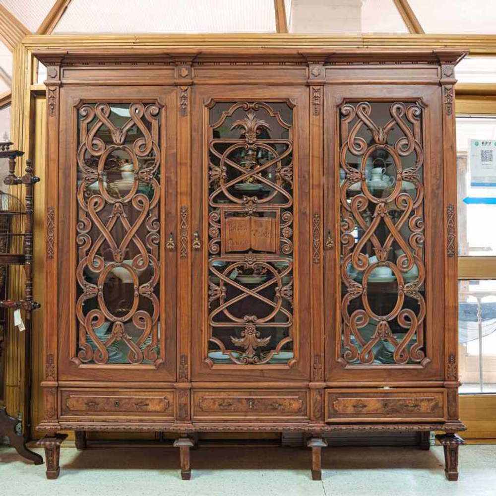 Кабинетный шкаф