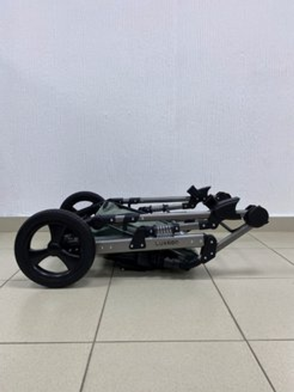 Коляска-трансформер LUXMOM 555-W 2В1 зеленый текстиль