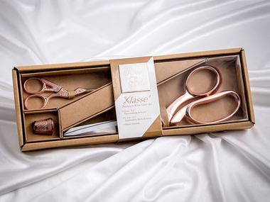 Набор из двух ножниц и напёрстка