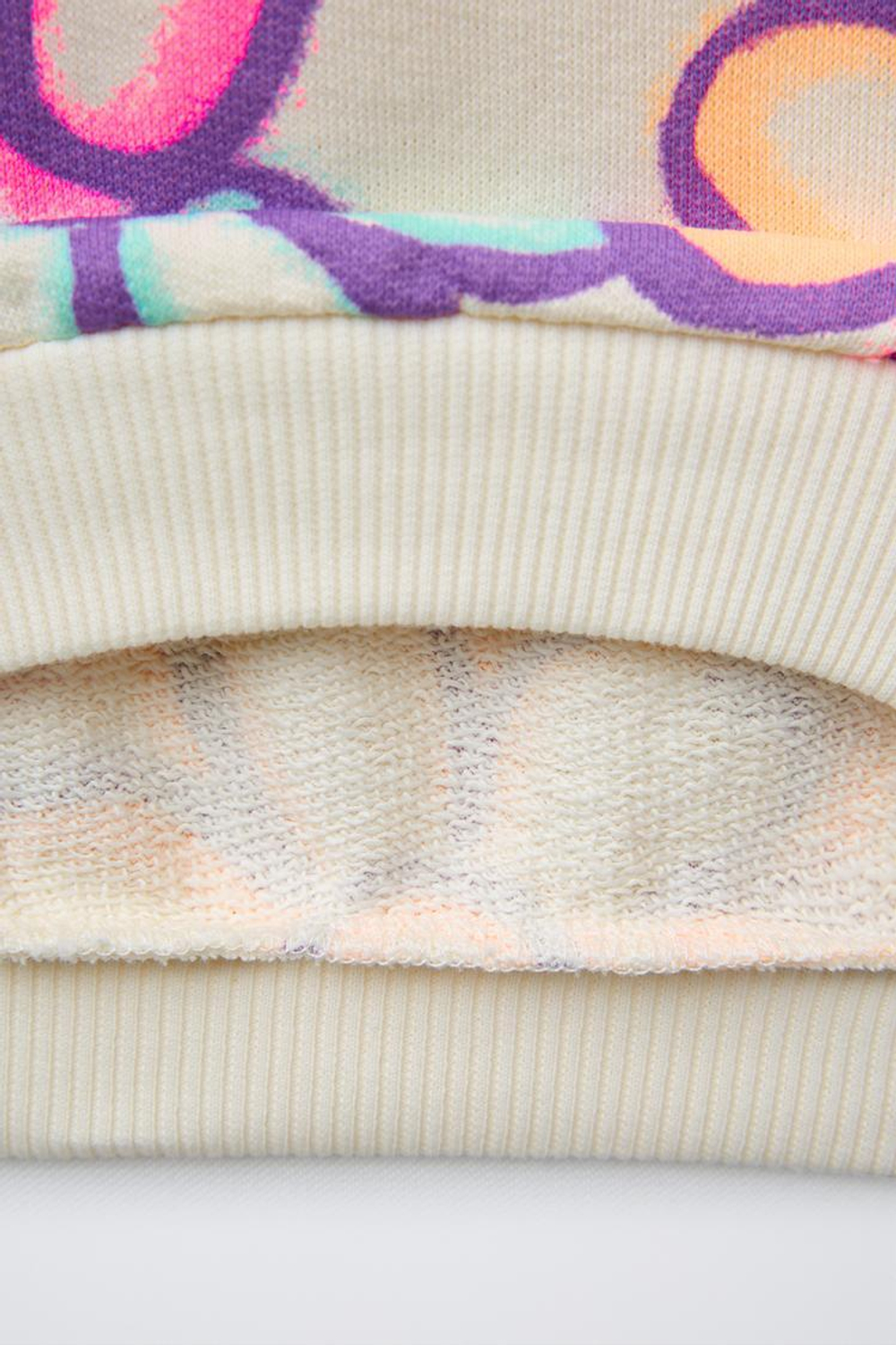 ZARA ТОЛСТОВКА С ЦВЕТОЧНЫМ ПРИНТОМ В СТИЛЕ ГРАФФИТИ, ЭКРЮ